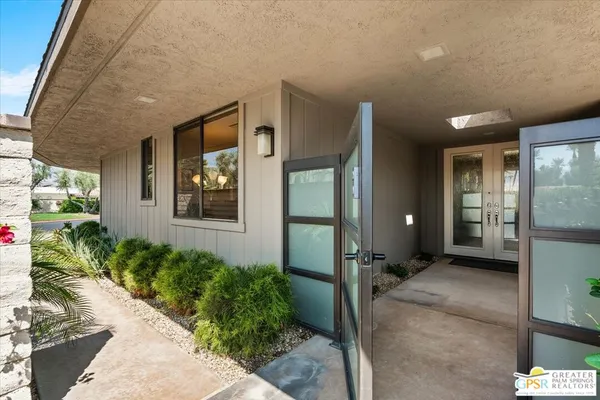 a view of entryway with window