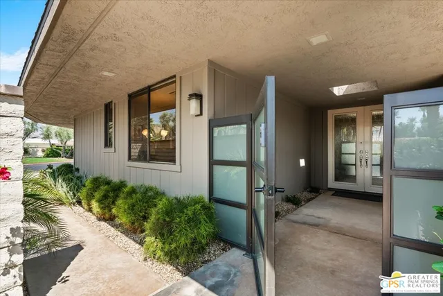 a view of entryway with window