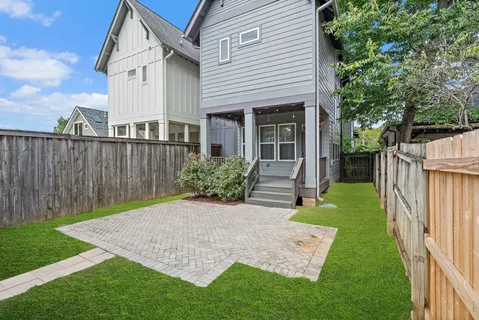 a view of a house with backyard and porch