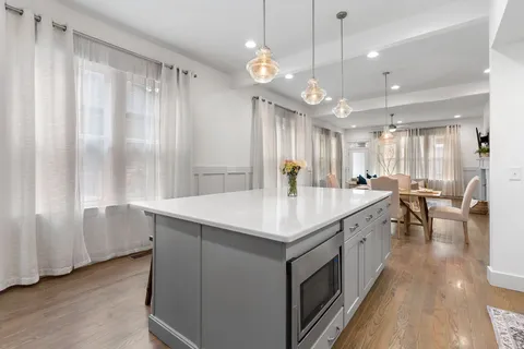 a large kitchen with kitchen island a island in it