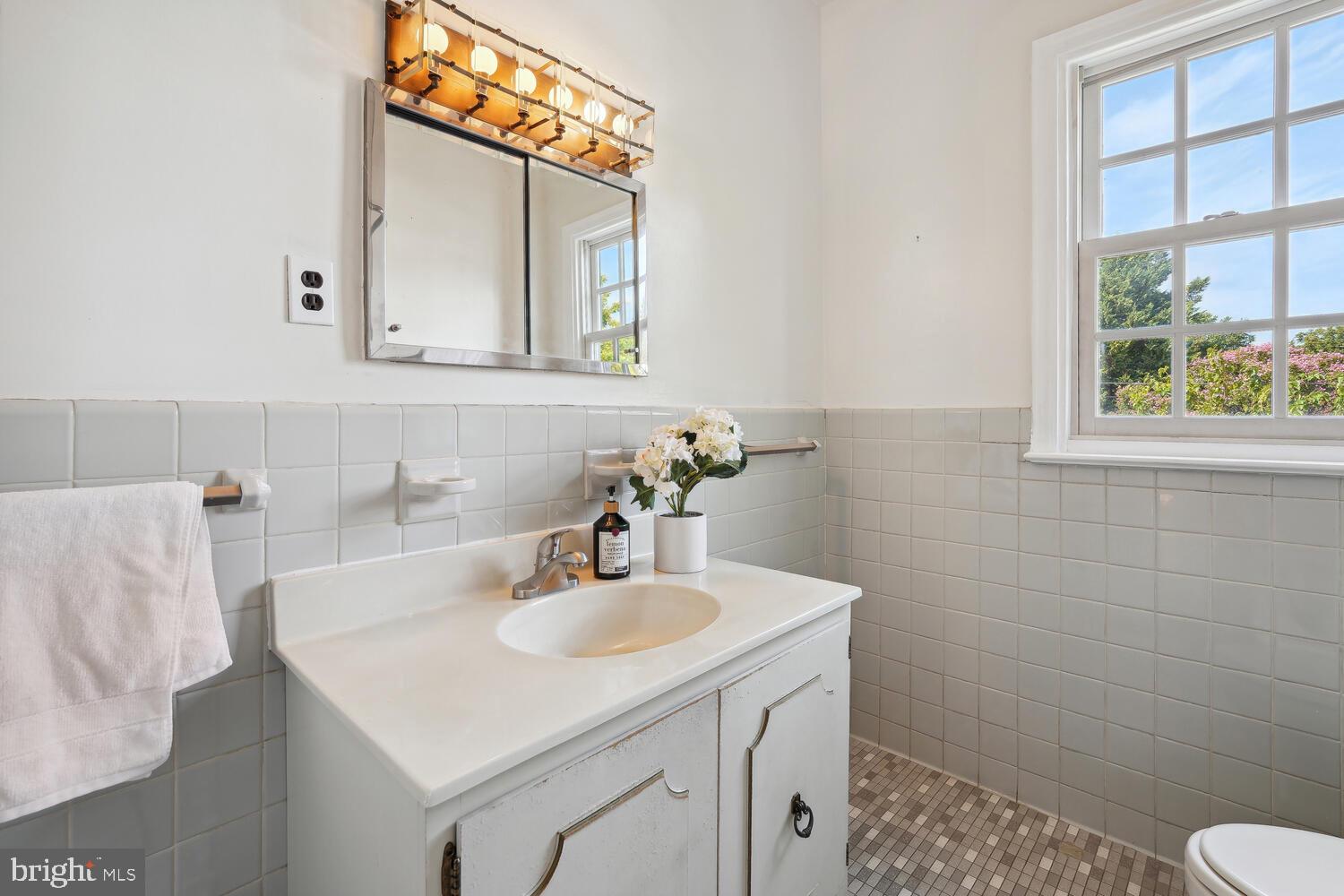 2714 27th Street Northwest Washington, DC 20008 - Photo 18 of 39 3rd floor bathroom.