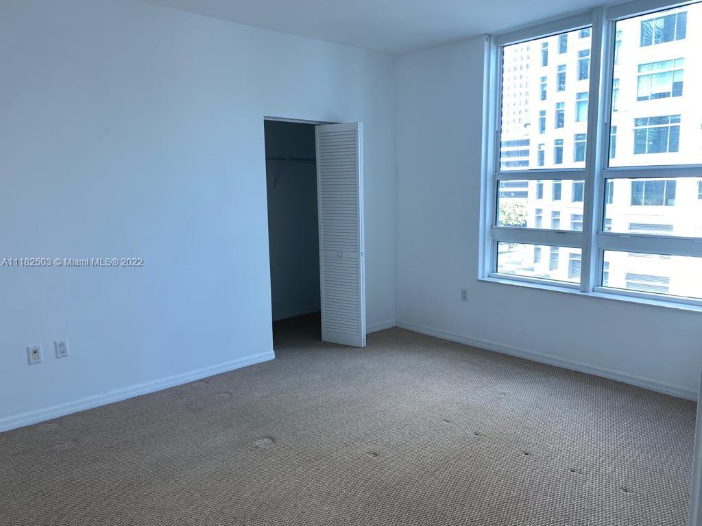 950 Brickell Bay Drive, Unit 602 Miami, FL 33131 - Photo 9 of 16 an empty room with a window