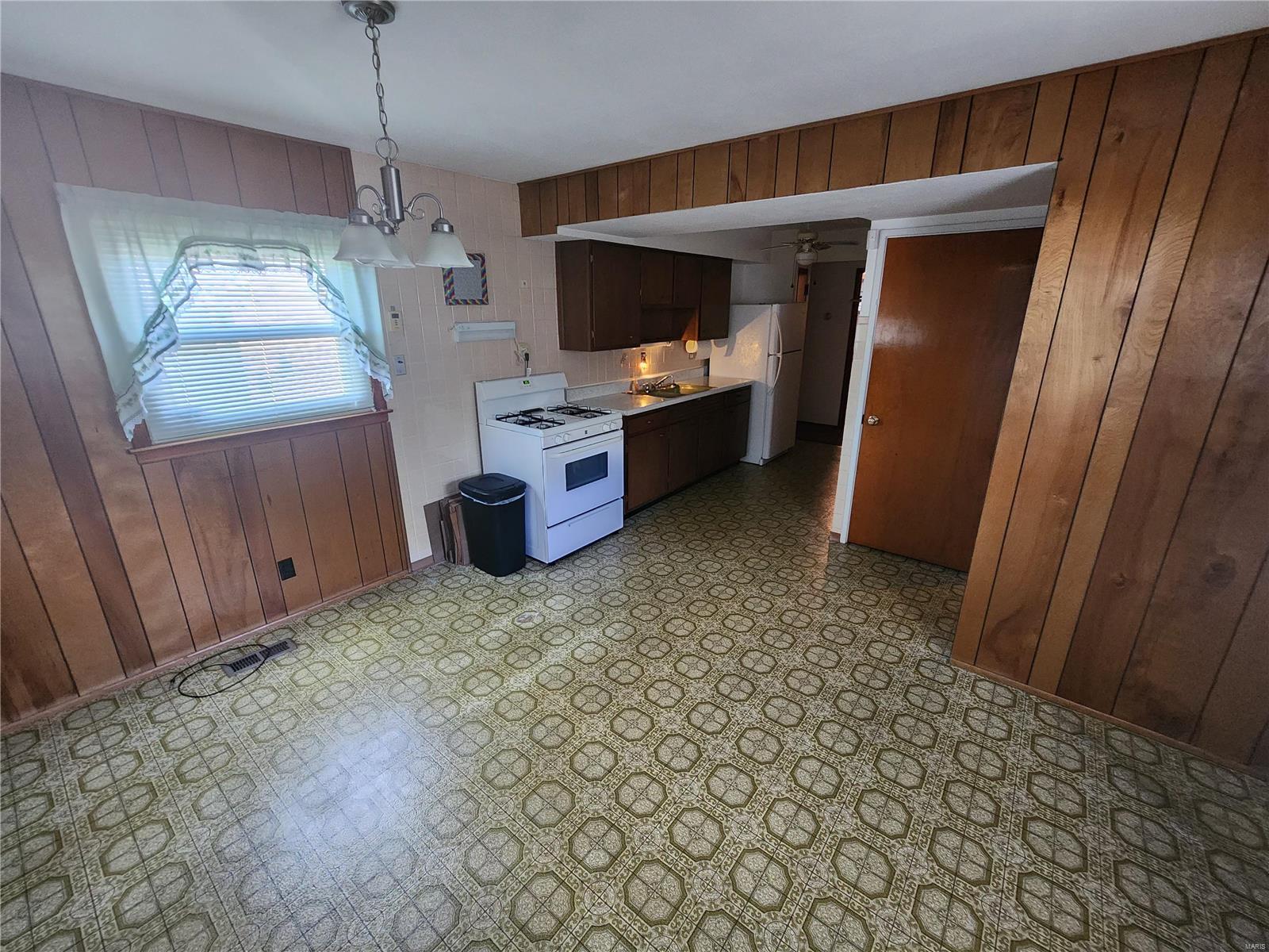 367 Cameron Road St. Louis, MO 63137 - Photo 8 of 33