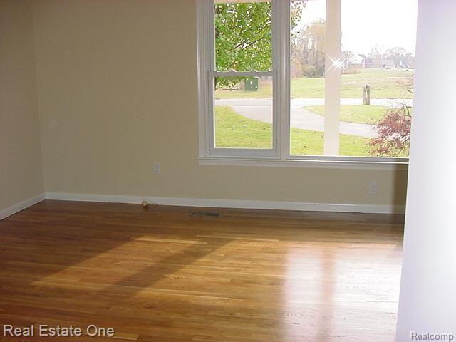 1919 Mackwood Road Rochester, MI 48307 - Photo 11 of 19 Living Rm