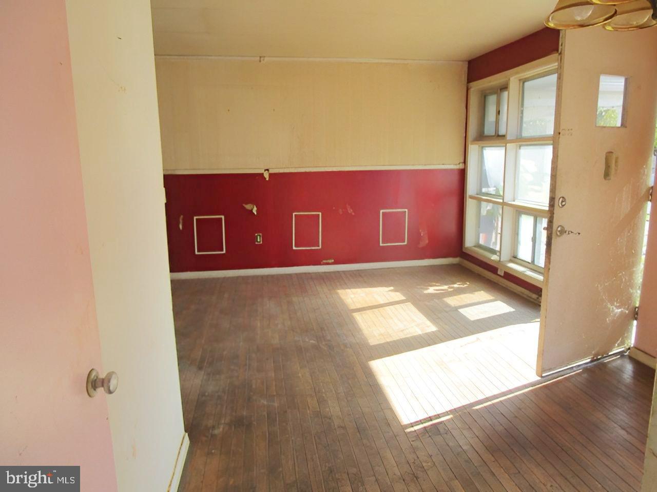 1827 Ray Leonard Road Landover, MD 20785 - Photo 7 of 22 living room