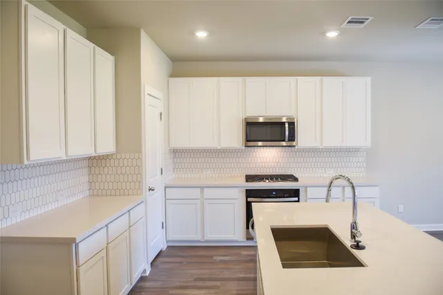 $389,000 | 156 Ayres Horn, Cedar Creek, TX 78612