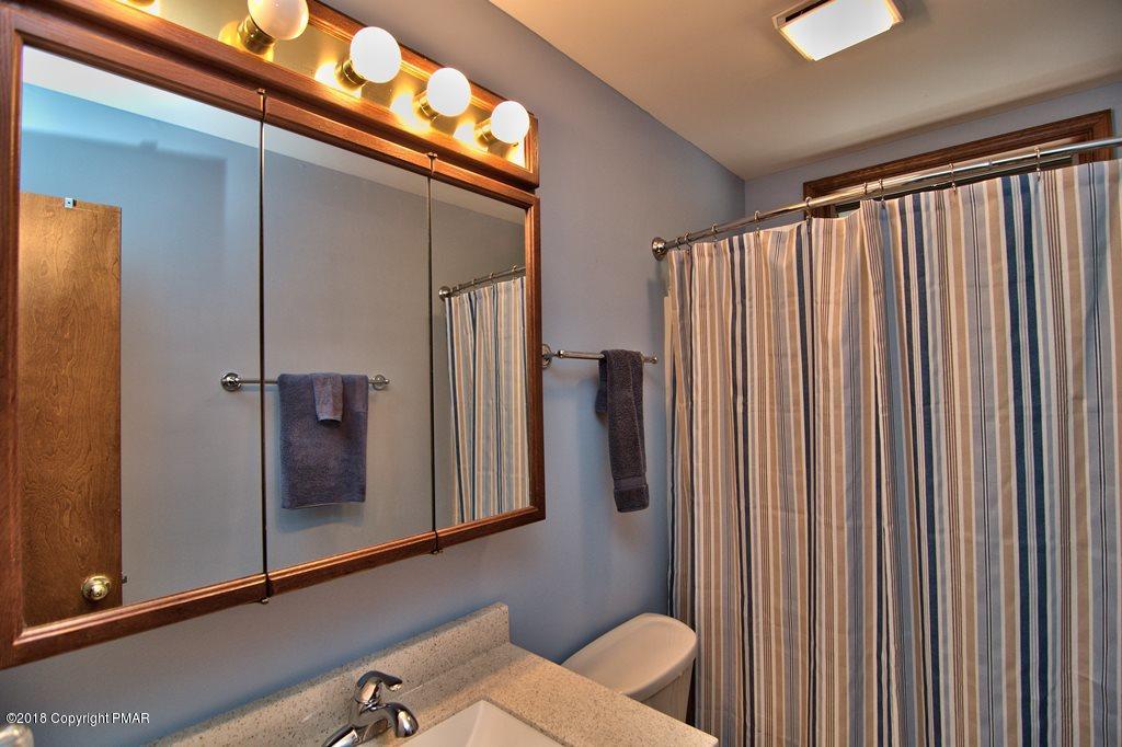 2124 Blue Ox Road Pocono Pines, PA 18350 - Photo 20 of 23 Bath 2
