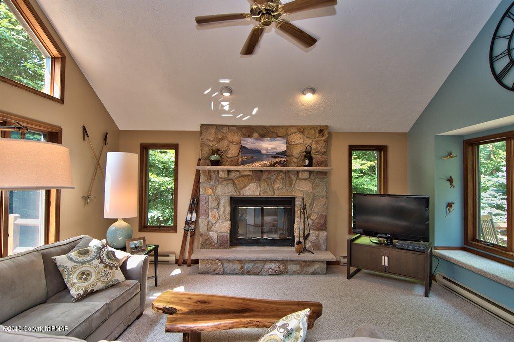 2124 Blue Ox Road Pocono Pines, PA 18350 - Photo 2 of 23 Living