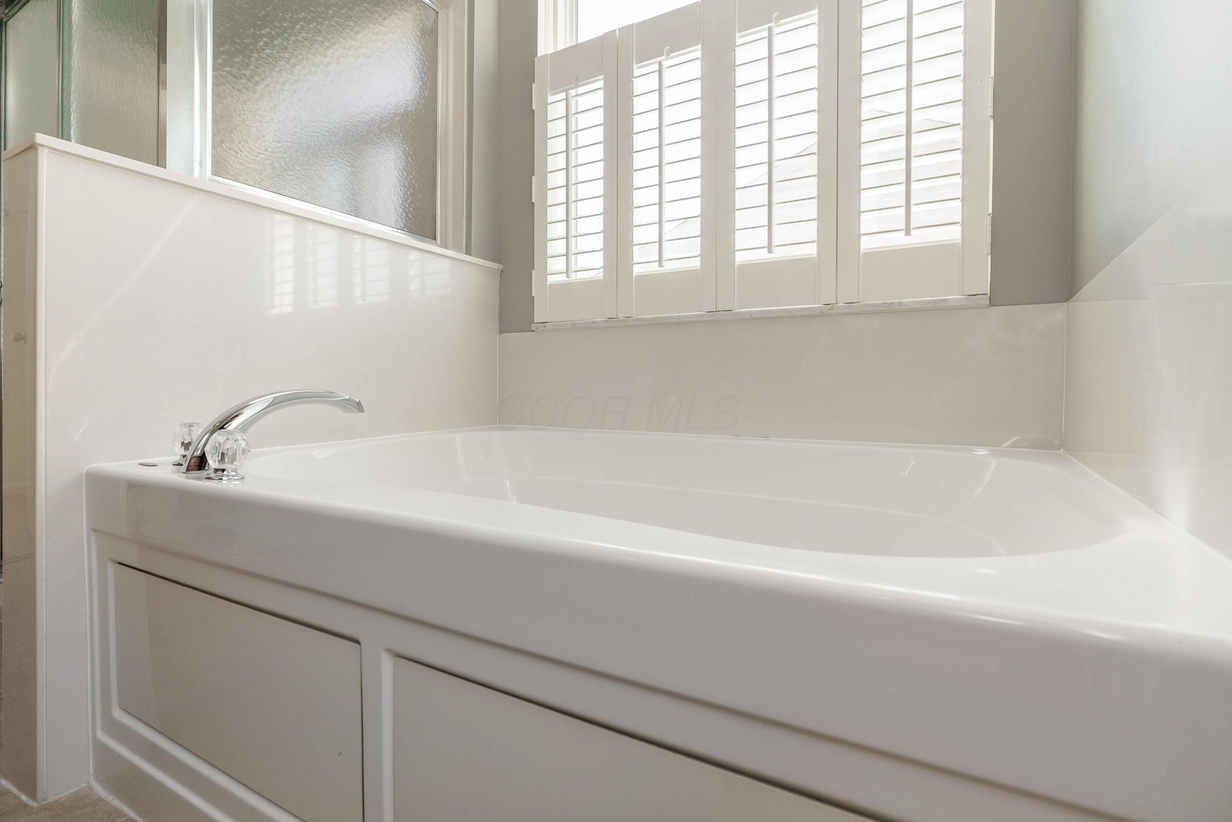 124 Stockard Loop Delaware, OH 43015 - Photo 23 of 54 Primary Suite Full Bathroom