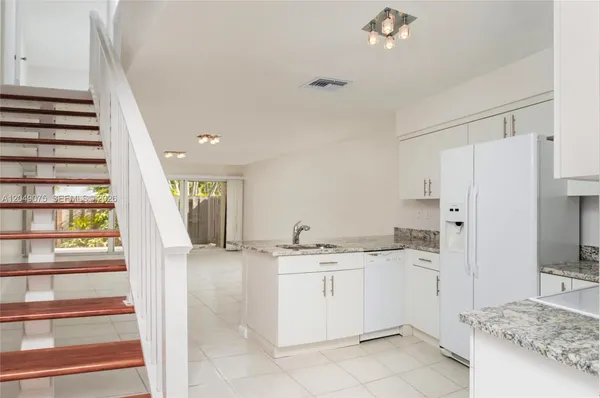 $2,400 | 15389 South Dixie Highway, Unit 25, Palmetto Bay, FL 33157