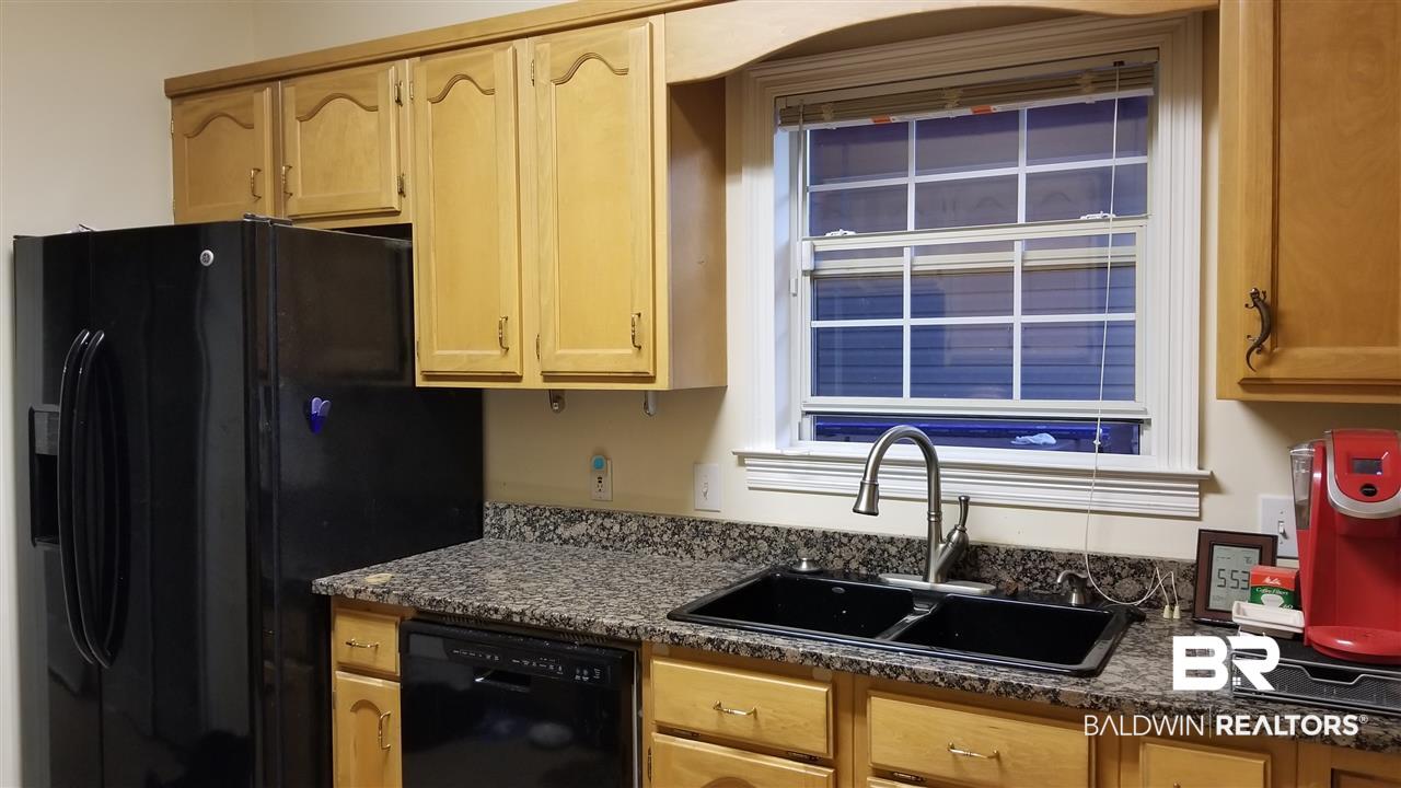 41 Cottage Drive Fairhope, AL 36532 - Photo 6 of 17 Granite counters and newer appliances