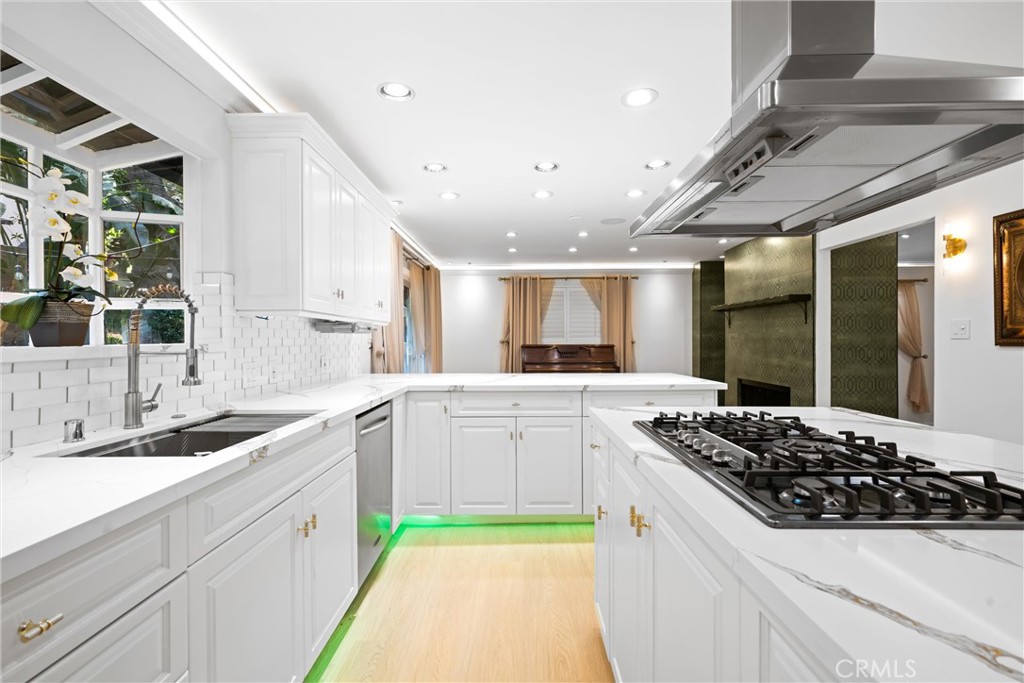 22959 Humming Bird Way Calabasas, CA 91302 - Photo 16 of 59 Bay window in kitchen