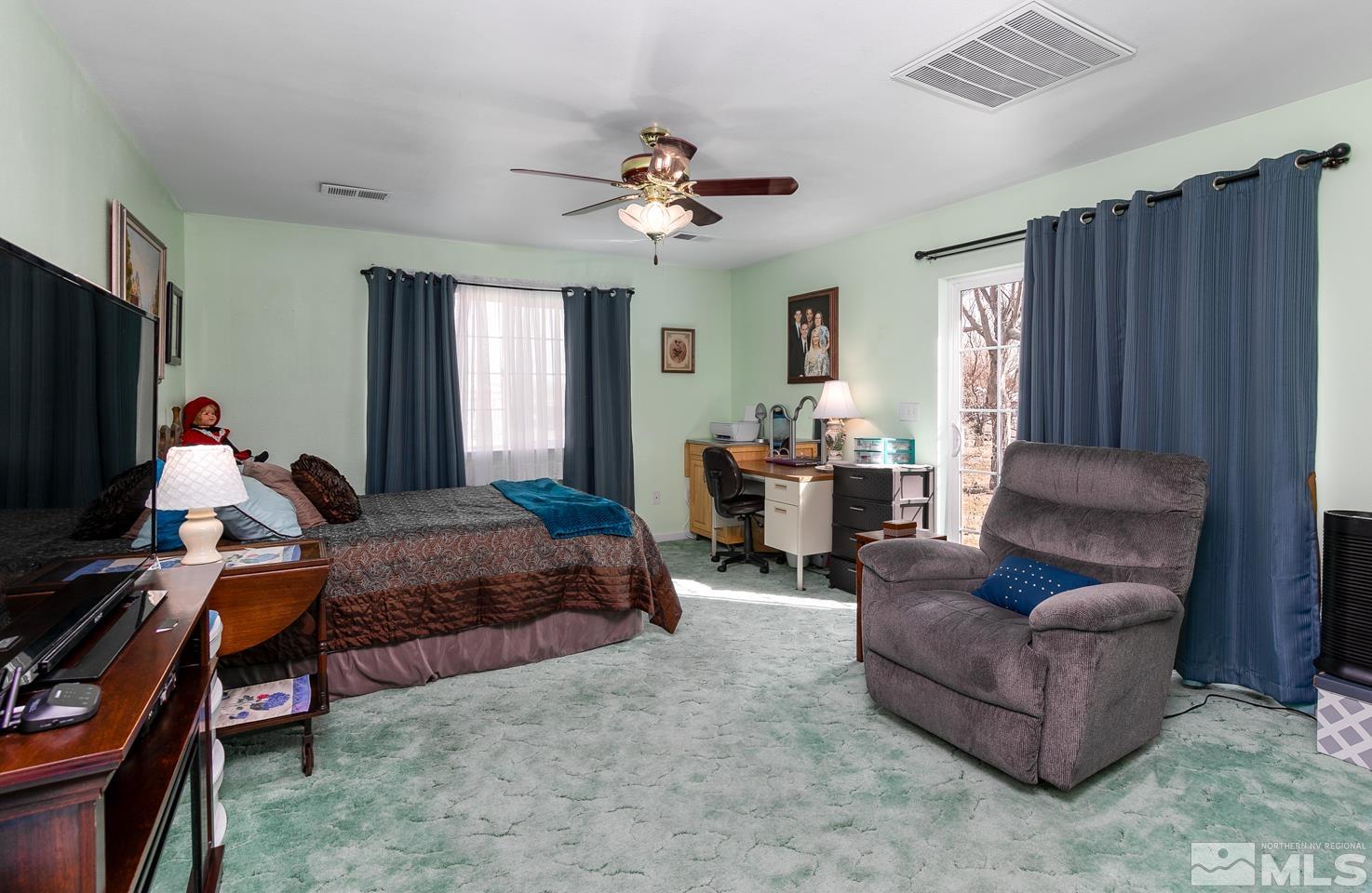 4170 Bottom Road Fallon, NV 89406 - Photo 13 of 38 a living room with furniture and a flat screen tv