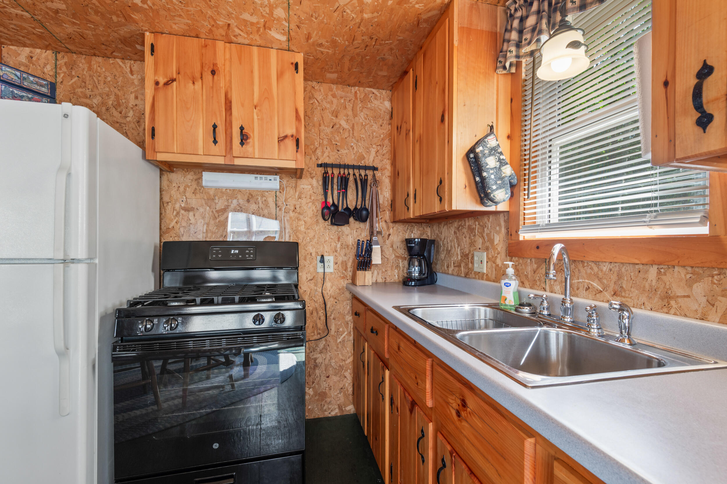 25 Partridge Ridge Road Oquossoc, ME 04964 - Photo 14 of 35 Gas Range