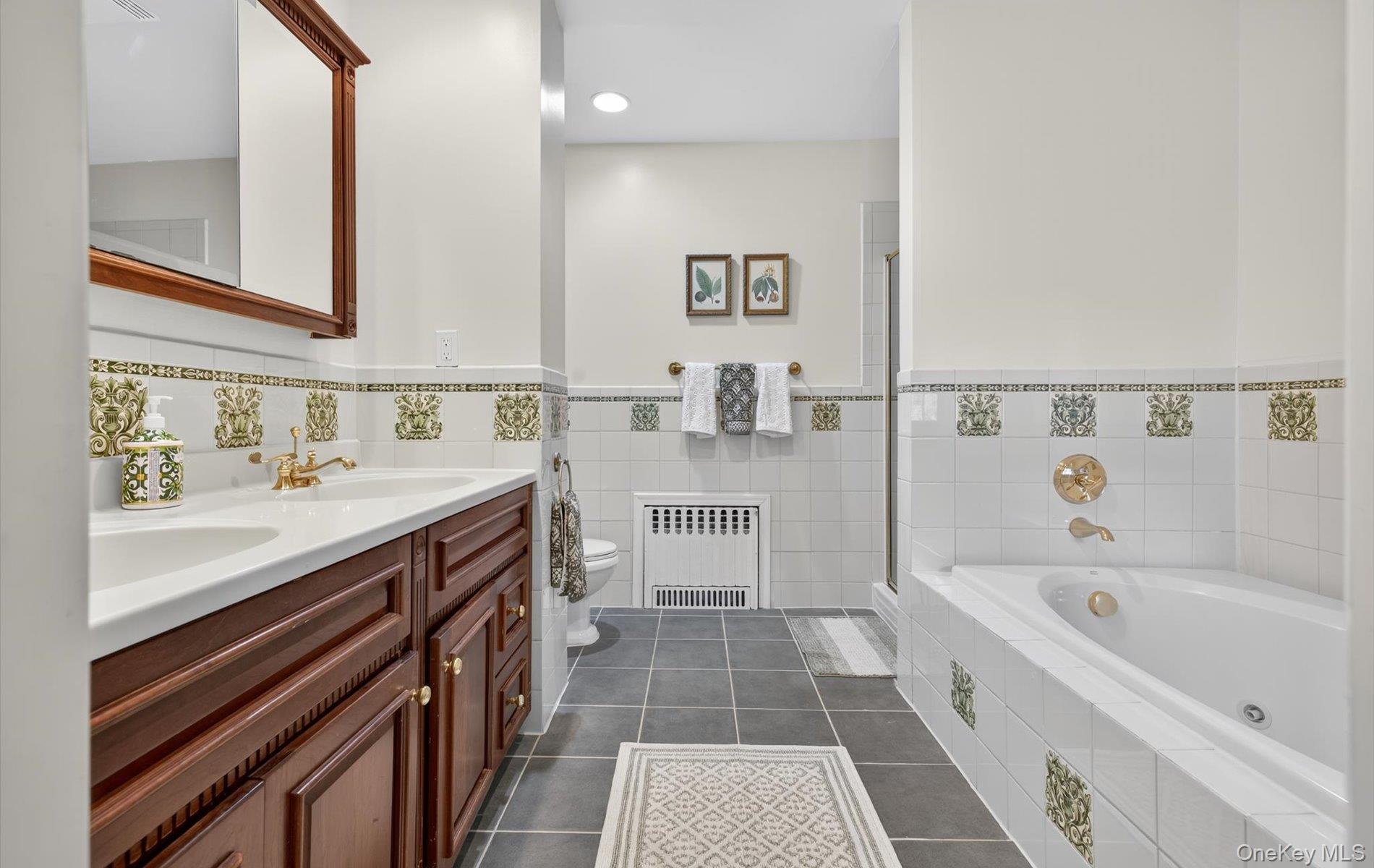53 Eakins Road Manhasset, NY 11030 - Photo 21 of 34 a bathroom with a bathtub sink and mirror