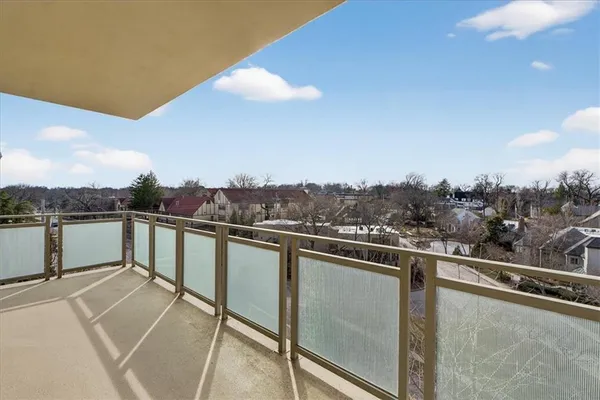 $1,250,000 | 4950 Central Street, Unit 405, Kansas City, MO 64112