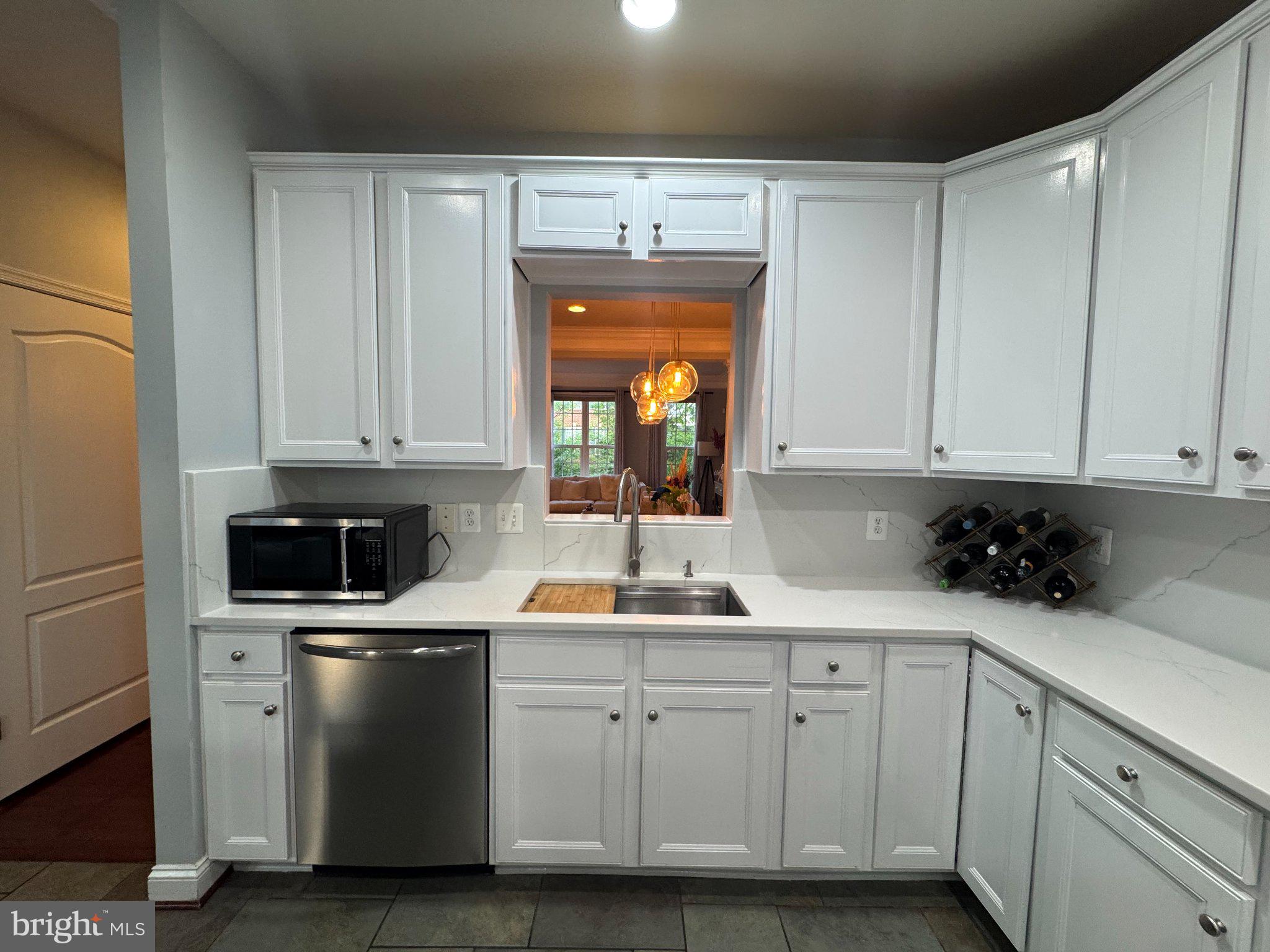 25577 Soft Mist Terrace Aldie, VA 20105 - Photo 11 of 30 Bright and modern kitchen oasis.