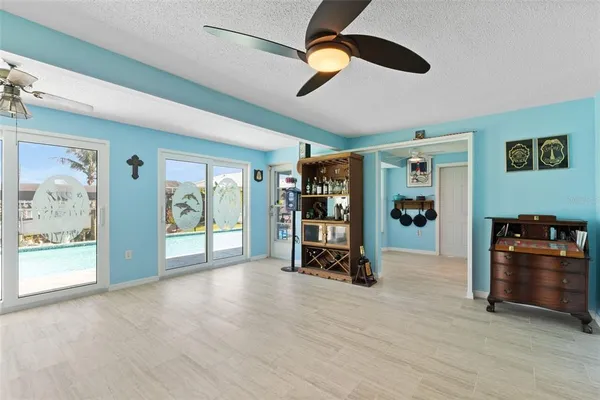 a view of a livingroom with furniture and a ceiling fan