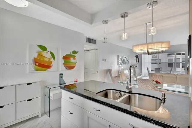 $172,000 | 4705 Northwest 35th Street, Unit 501, Lauderdale Lakes, FL 33319