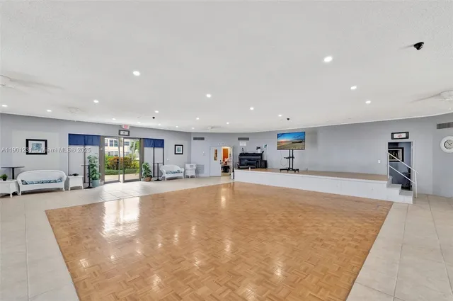 $172,000 | 4705 Northwest 35th Street, Unit 501, Lauderdale Lakes, FL 33319