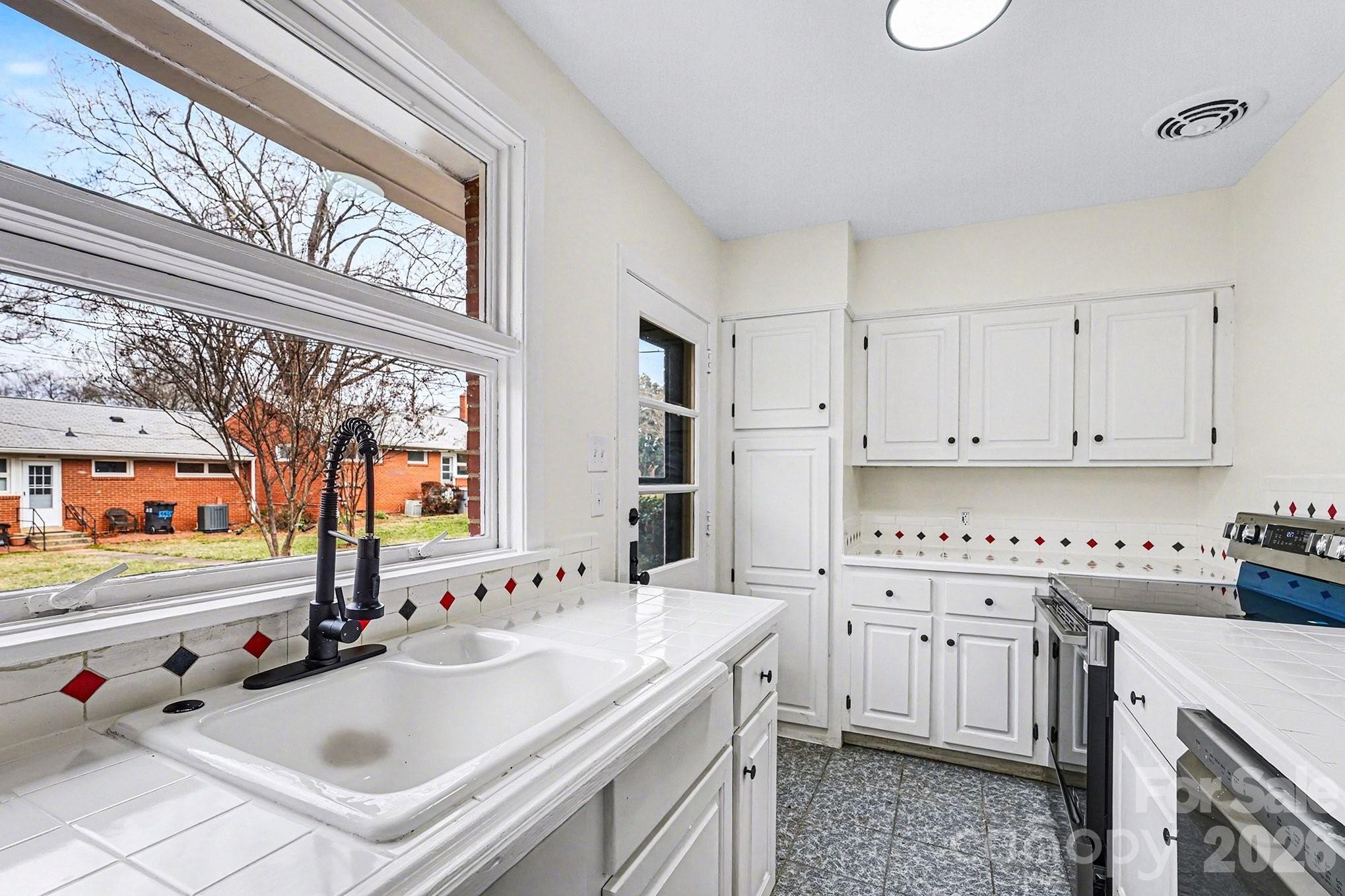 1010 Andover Road Charlotte, NC 28211 - Photo 8 of 15