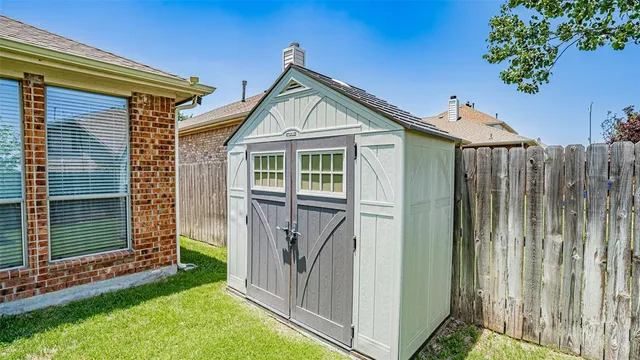 a view of front of house with a small yard