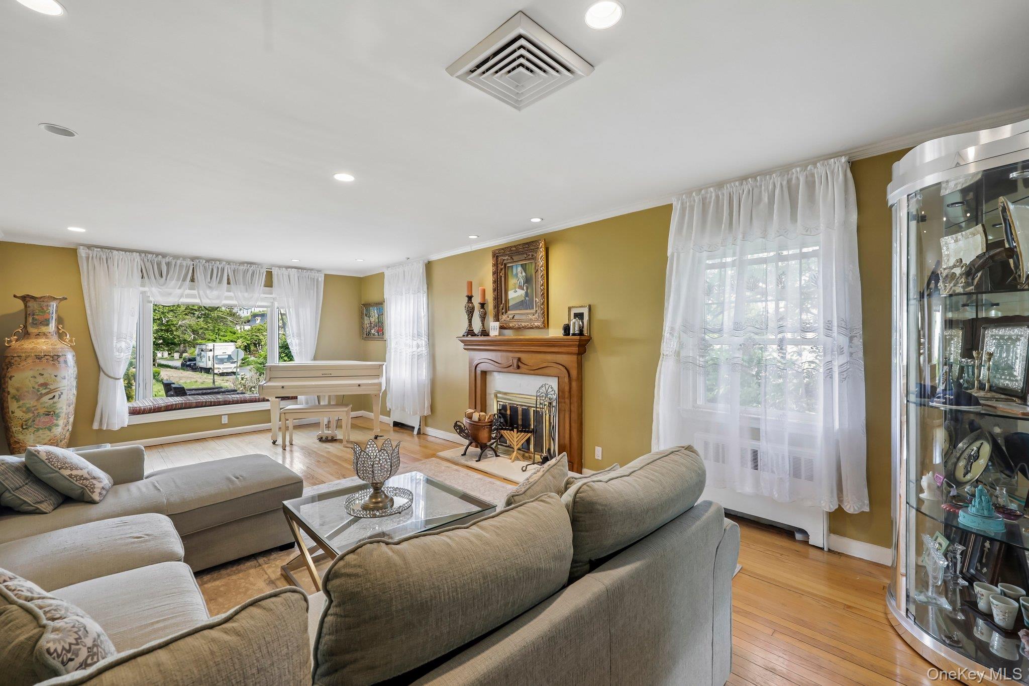 1304 Harbor Road Hewlett Harbor, NY 11557 - Photo 5 of 42