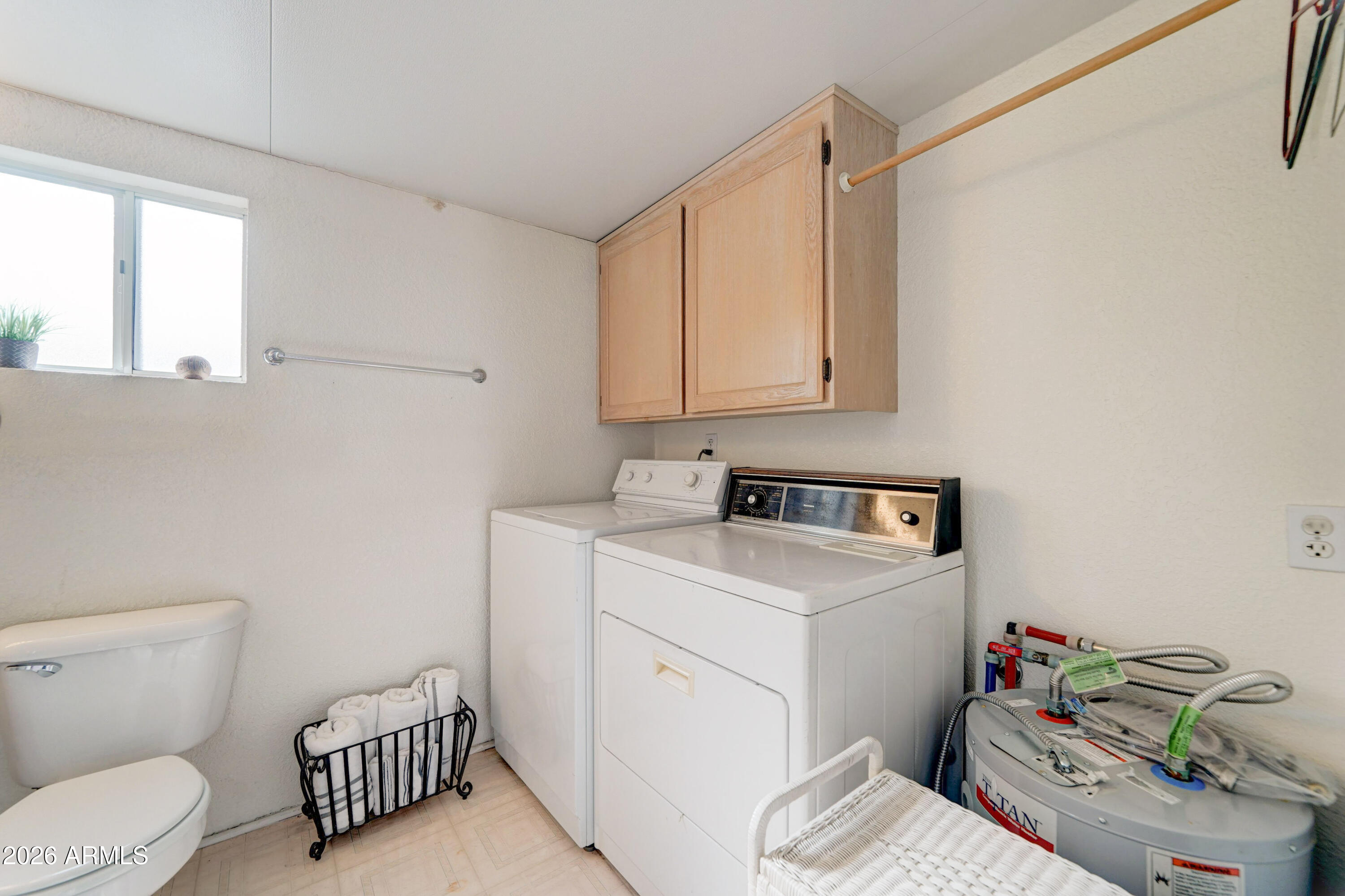 111 South Greenfield Road, Unit 520 Mesa, AZ 85206 - Photo 13 of 28 a bathroom with a sink toilet vanity and tub