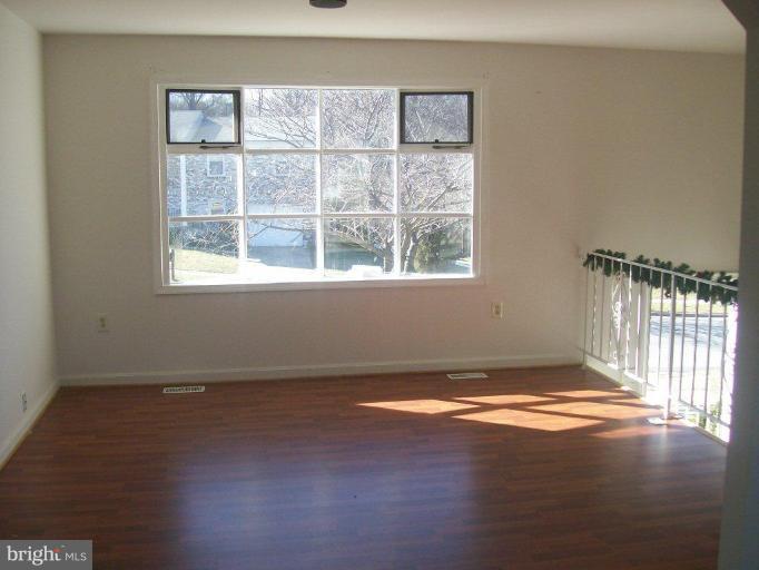 6800 Middlefield Road Fort Washington, MD 20744 - Photo 2 of 12 Living Room