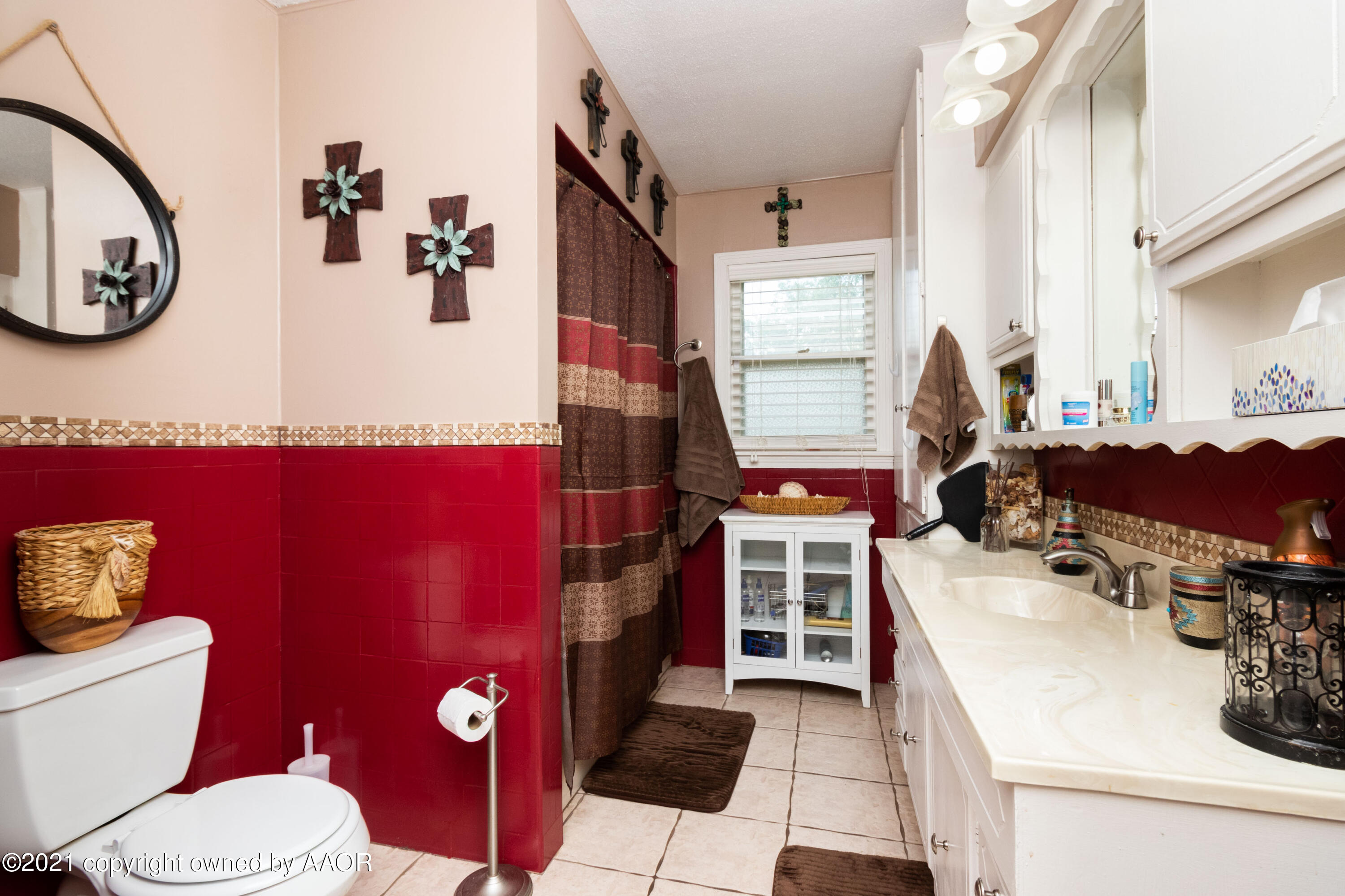4600 Parker Street Amarillo, TX 79110 - Photo 14 of 28 a bathroom with a toilet sink and mirror