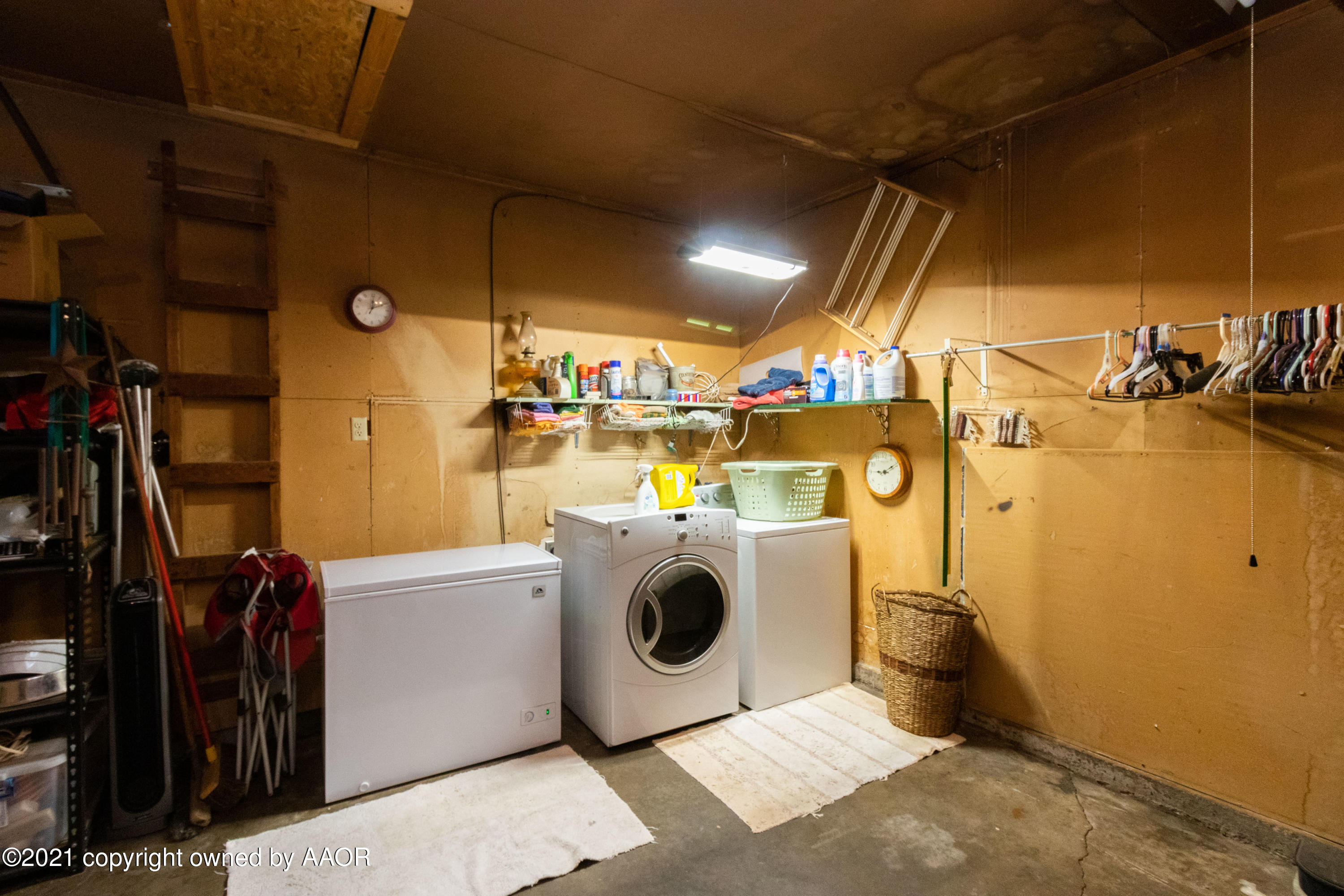 4600 Parker Street Amarillo, TX 79110 - Photo 21 of 28 a utility room with dryer and washer