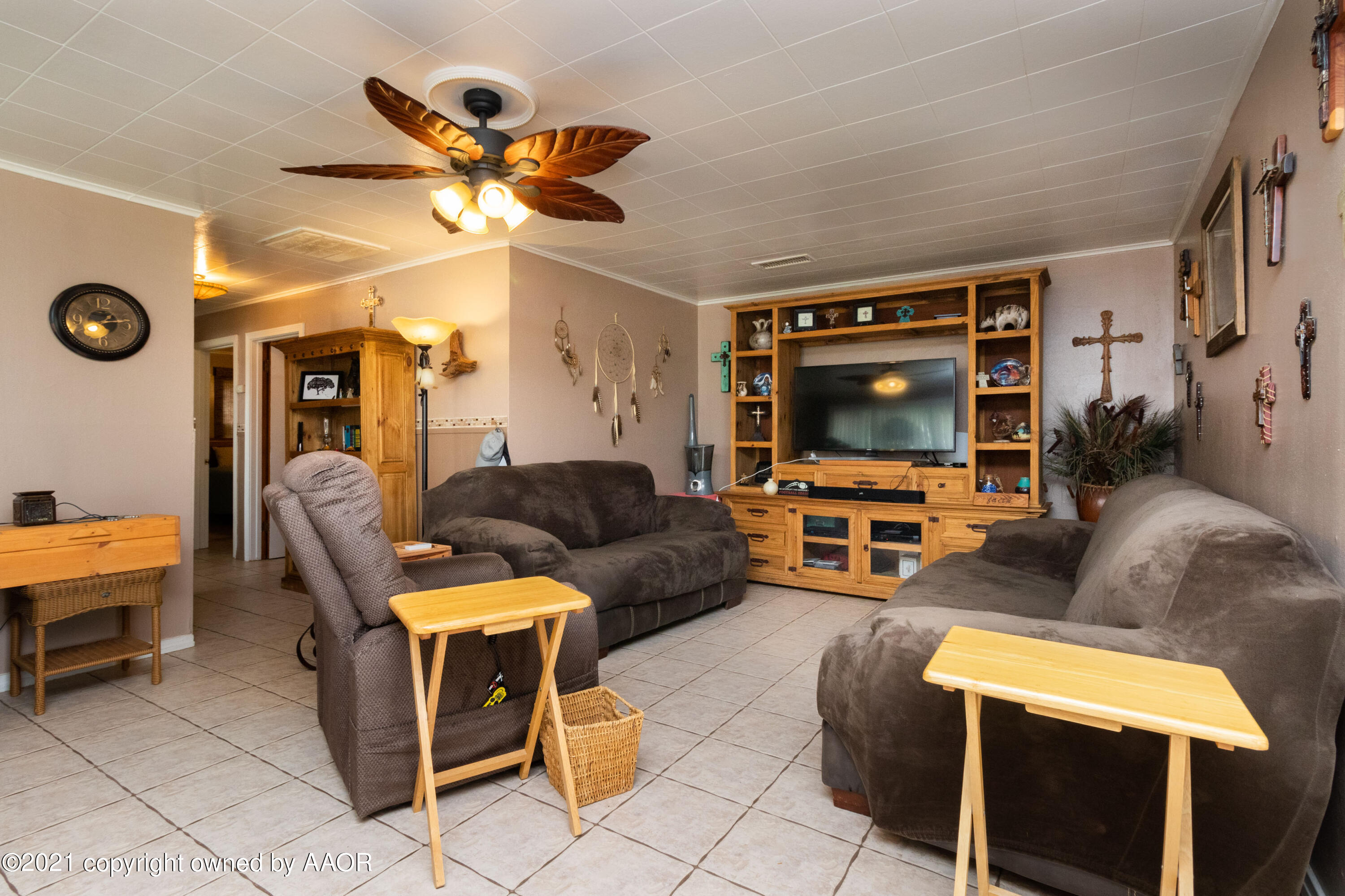 4600 Parker Street Amarillo, TX 79110 - Photo 6 of 28 a living room with furniture and a flat screen tv
