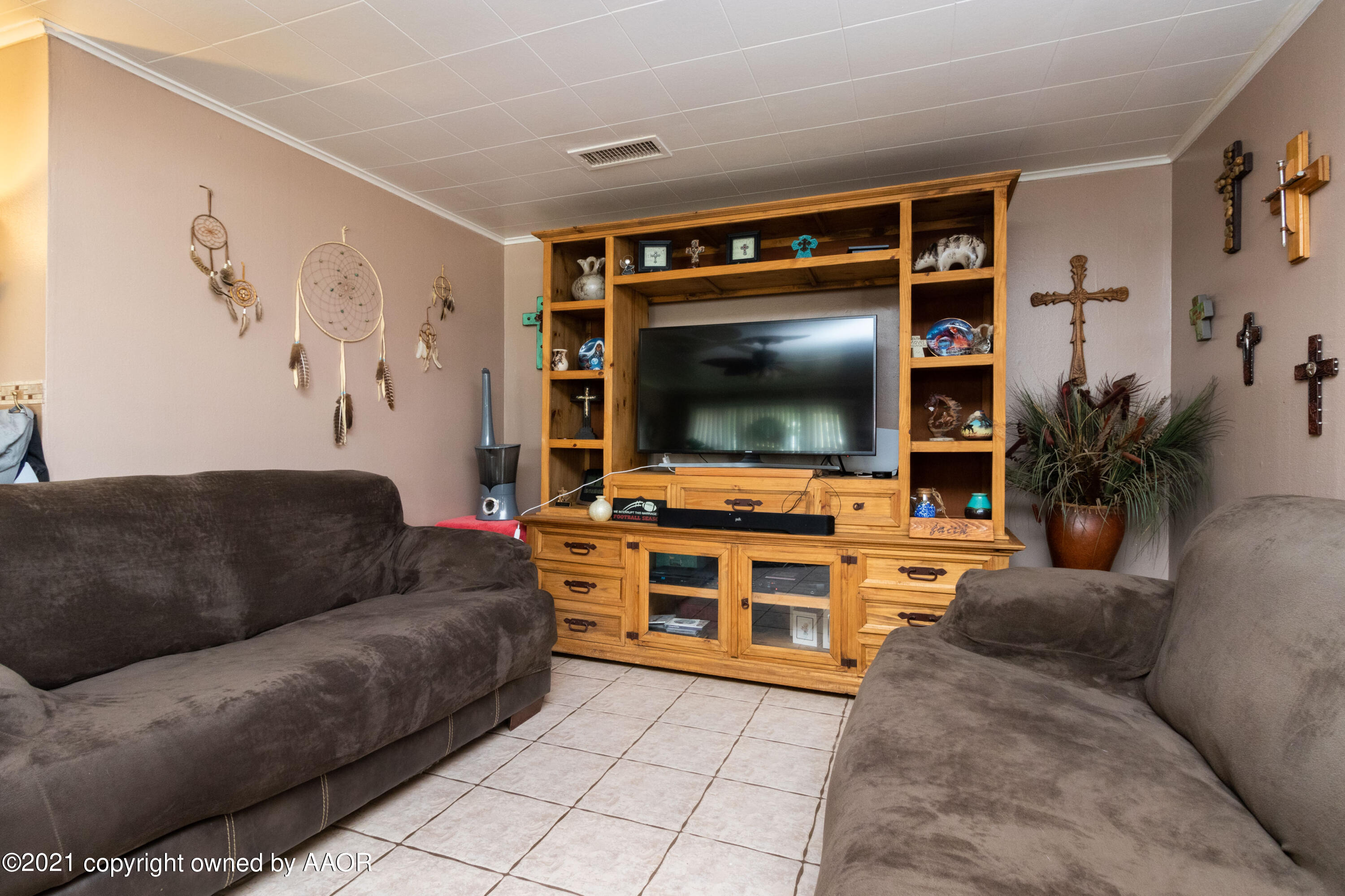4600 Parker Street Amarillo, TX 79110 - Photo 7 of 28 a living room with furniture and a flat screen tv