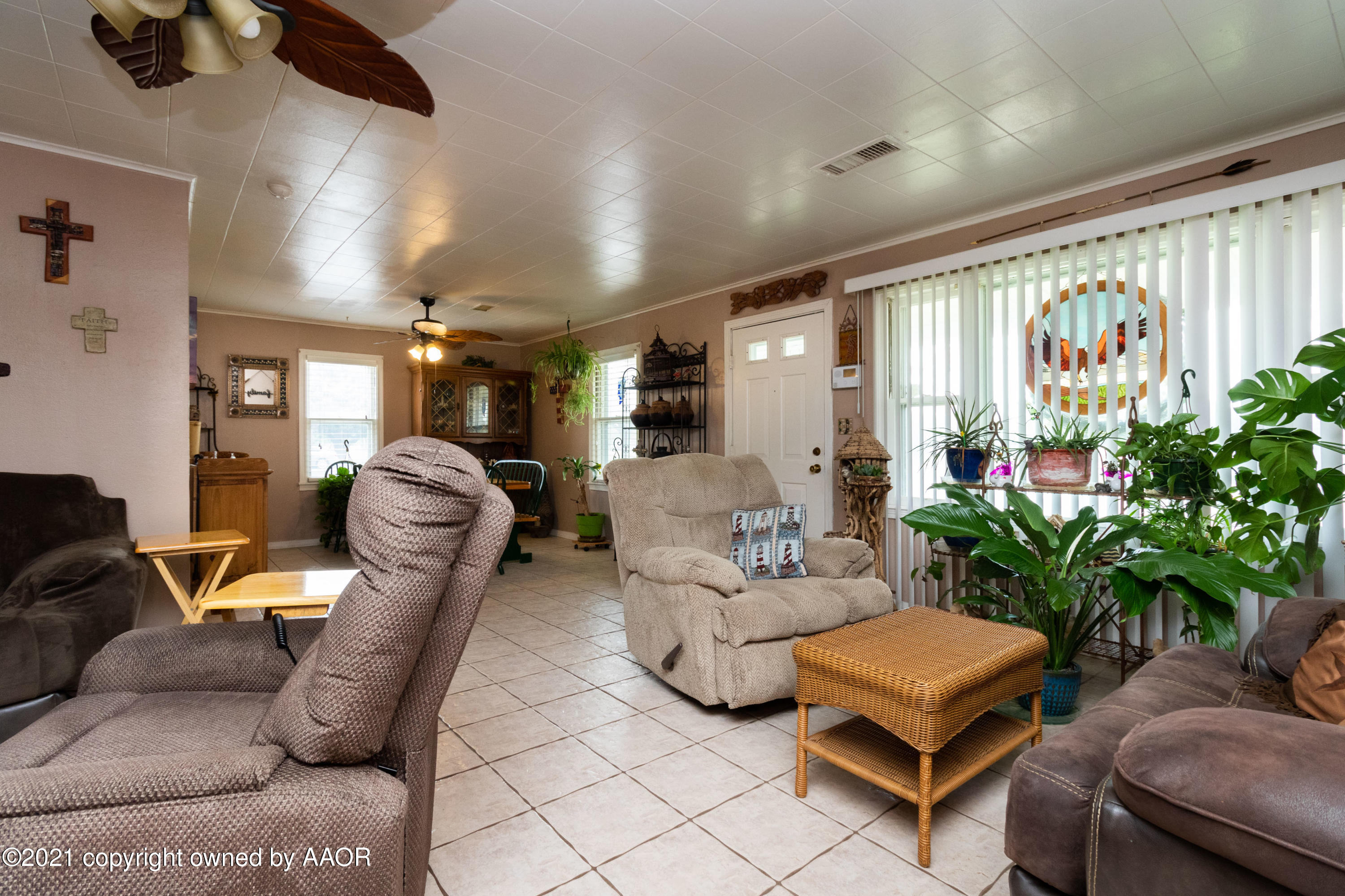4600 Parker Street Amarillo, TX 79110 - Photo 9 of 28 a living room with furniture and a potted plant