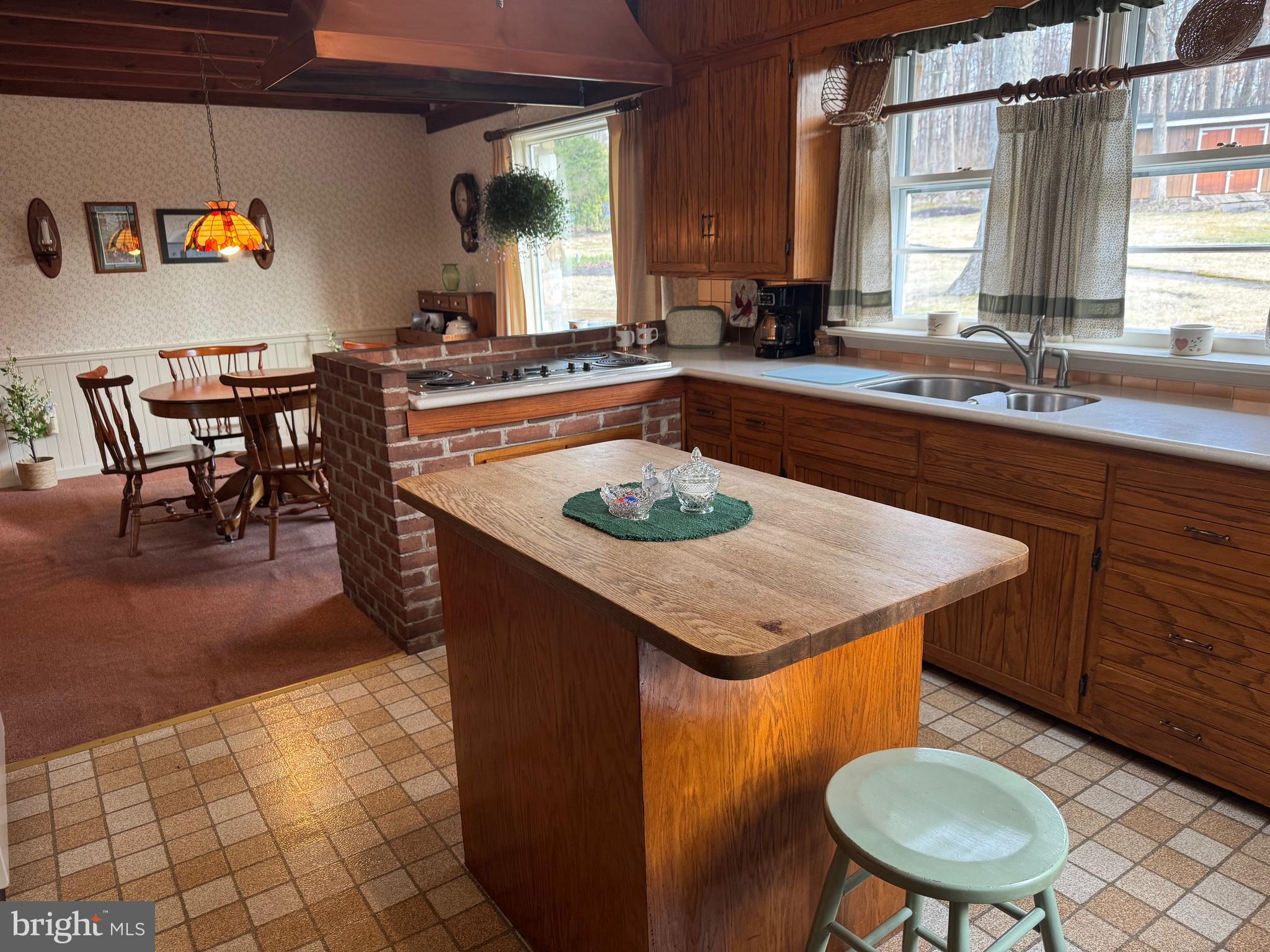 30 Hollow Road Telford, PA 18969 - Photo 8 of 38 a kitchen with a table and chairs in it