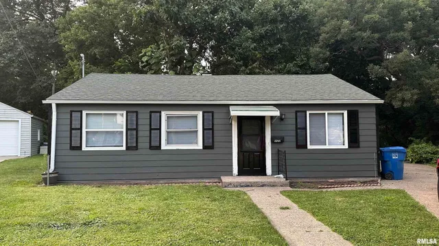 $1,100 | 902 39th St Court, Moline, IL 61265
