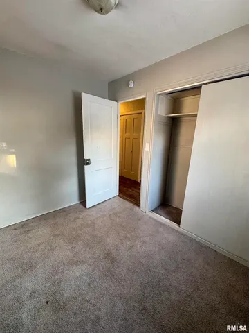 $1,100 | 902 39th St Court, Moline, IL 61265