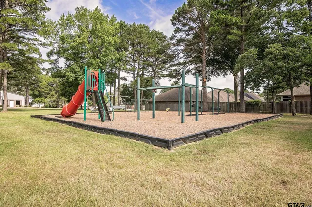 a view of a pathway with a house