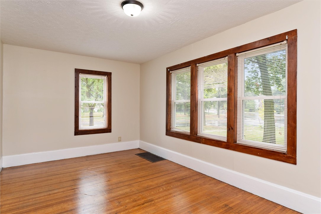 19 Genesee Park Boulevard Rochester, NY 14611 - Photo 18 of 50