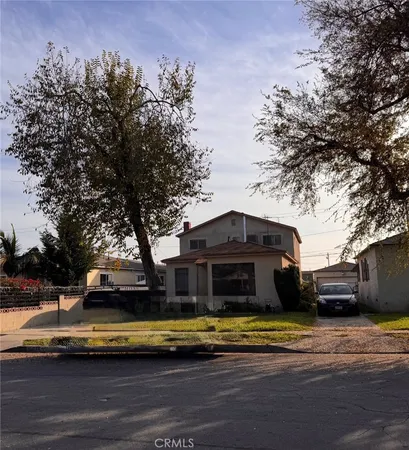 a view of a house with a yard
