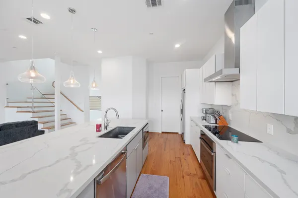 $3,400 | 2239 North MacGregor Way, Houston, TX 77004