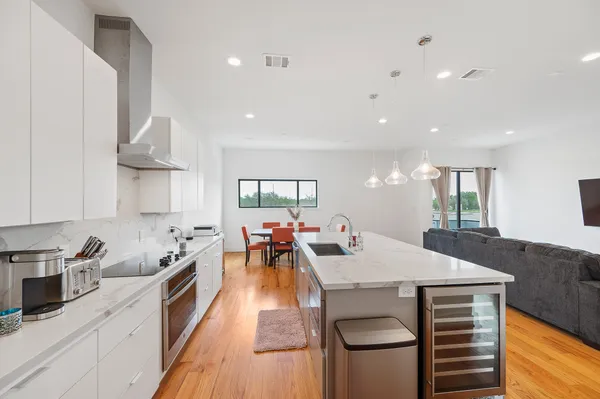 $3,400 | 2239 North MacGregor Way, Houston, TX 77004
