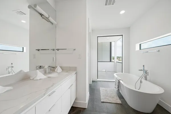 $3,400 | 2239 North MacGregor Way, Houston, TX 77004