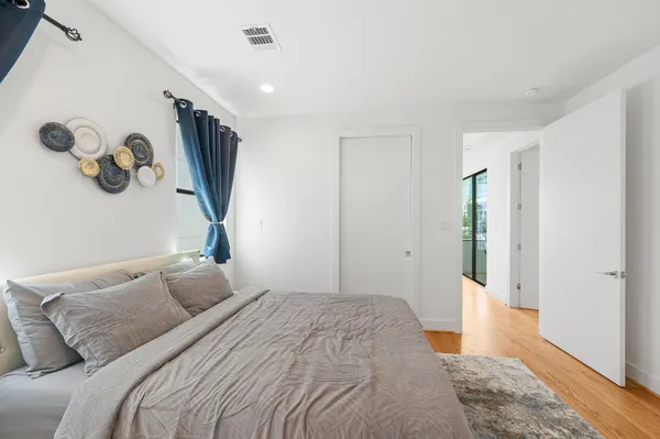$3,400 | 2239 North MacGregor Way, Houston, TX 77004