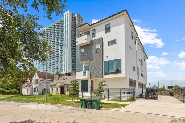 $3,400 | 2239 North MacGregor Way, Houston, TX 77004