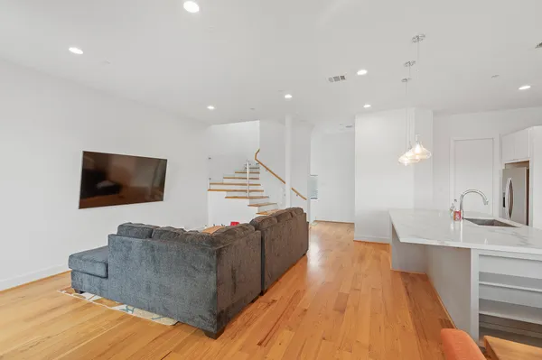 $3,400 | 2239 North MacGregor Way, Houston, TX 77004