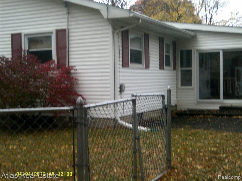 940 Springview Drive Flushing, MI 48433 - Photo 3 of 22 Fenced Backyard.jpg
