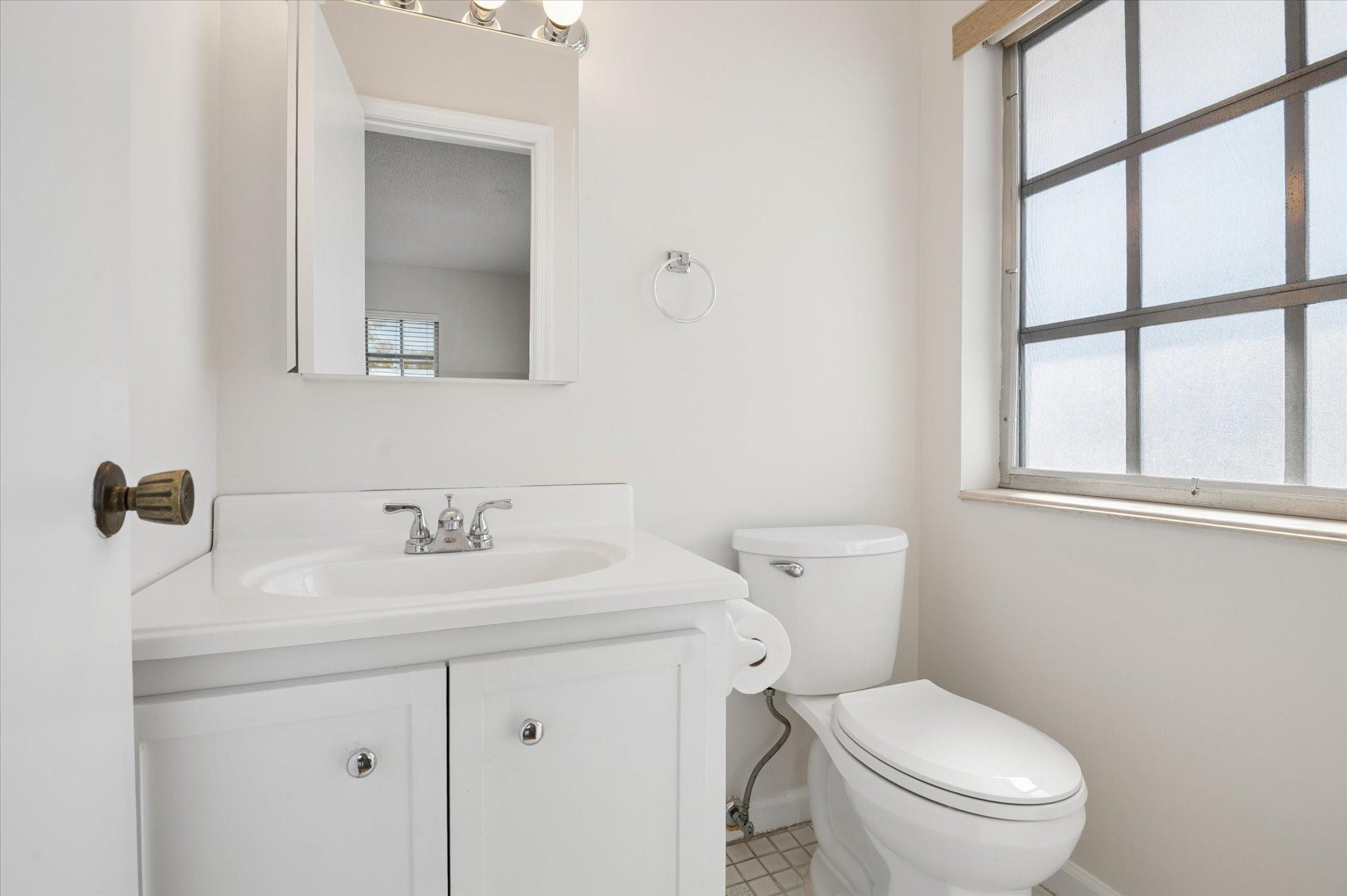 2221 Northeast 68th Street, Unit 932 Fort Lauderdale, FL 33308 - Photo 13 of 32 Primary Half Bath