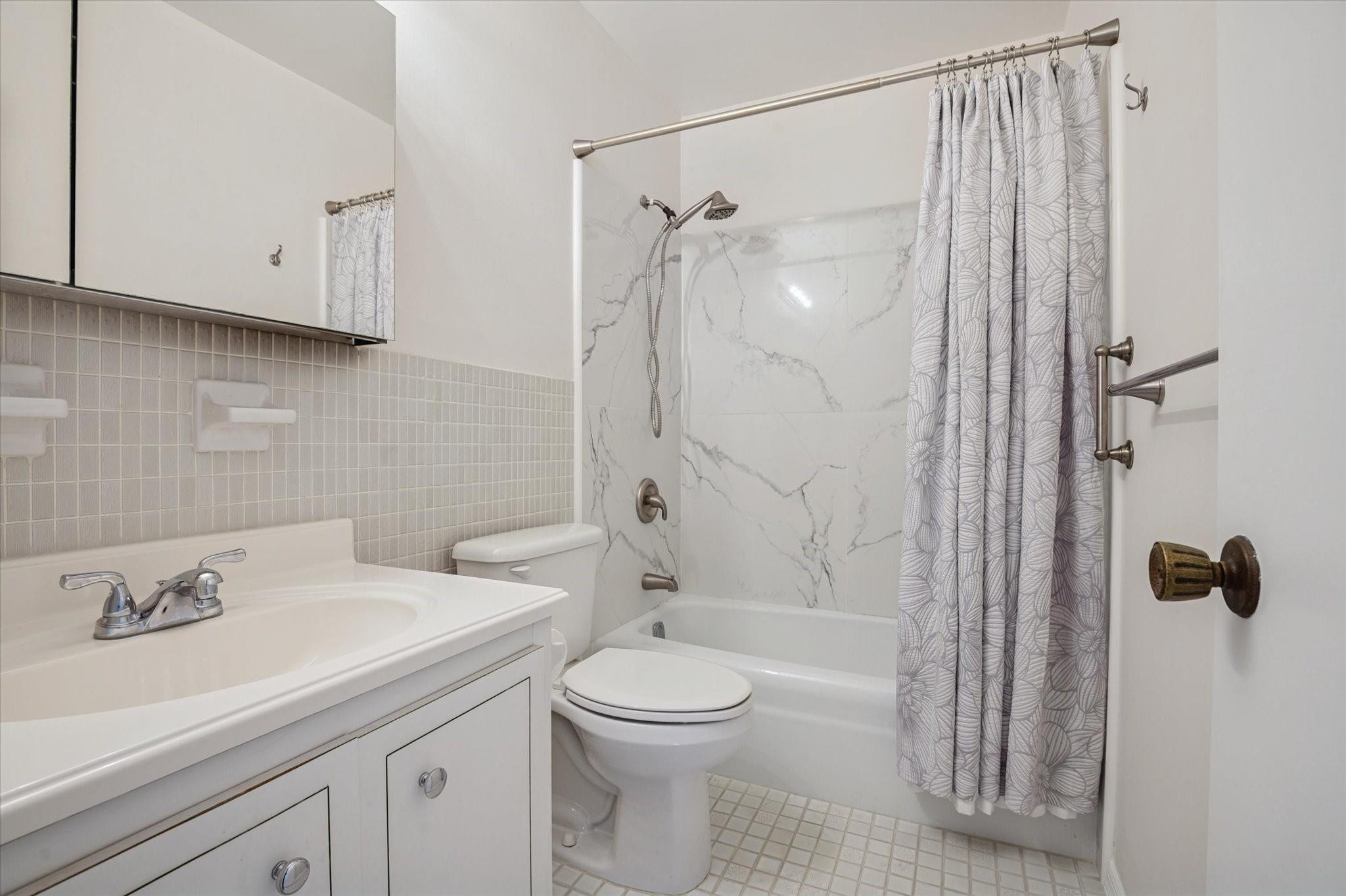 2221 Northeast 68th Street, Unit 932 Fort Lauderdale, FL 33308 - Photo 15 of 32 Full Bath in Hall