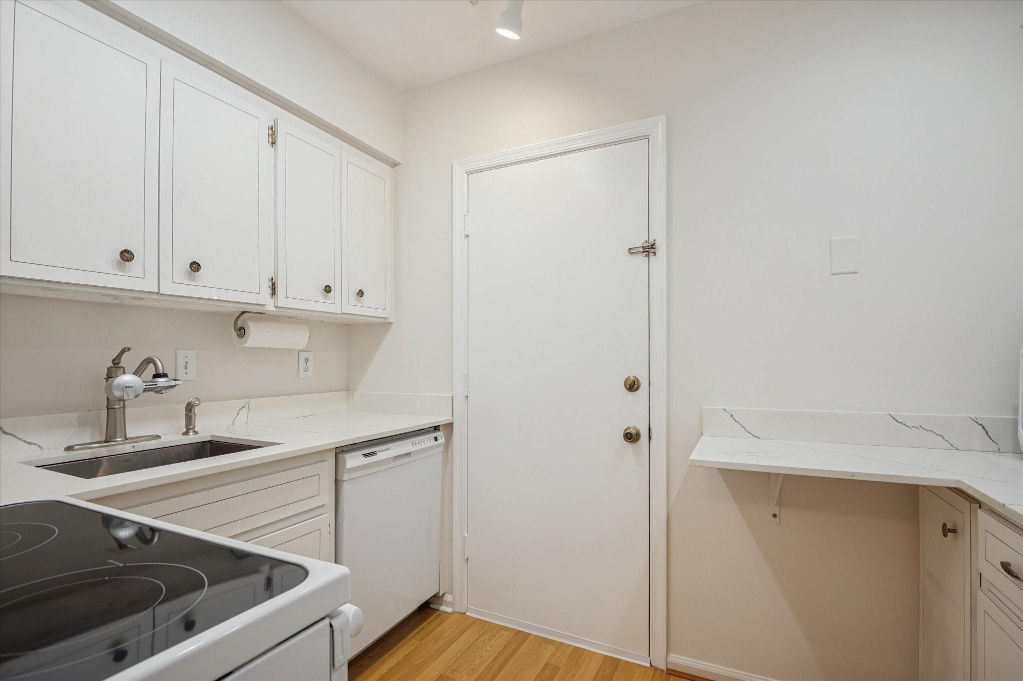 2221 Northeast 68th Street, Unit 932 Fort Lauderdale, FL 33308 - Photo 8 of 32 Kitchen